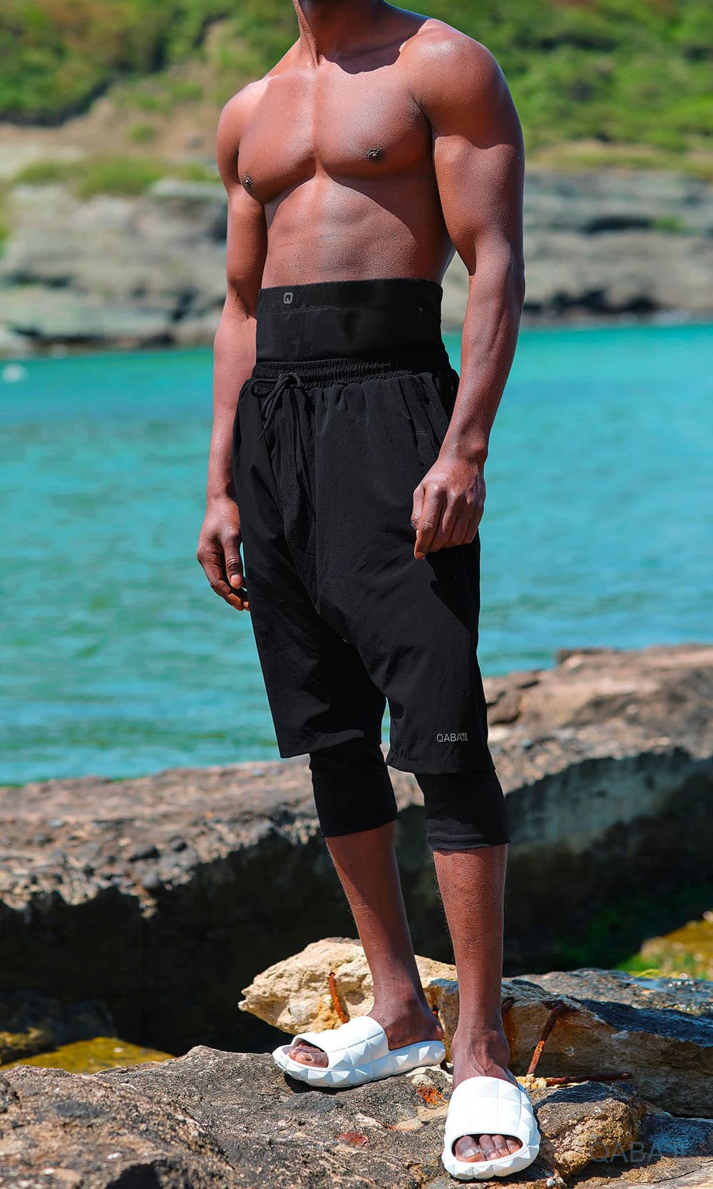 Saroual de natación para hombres negros en la playa